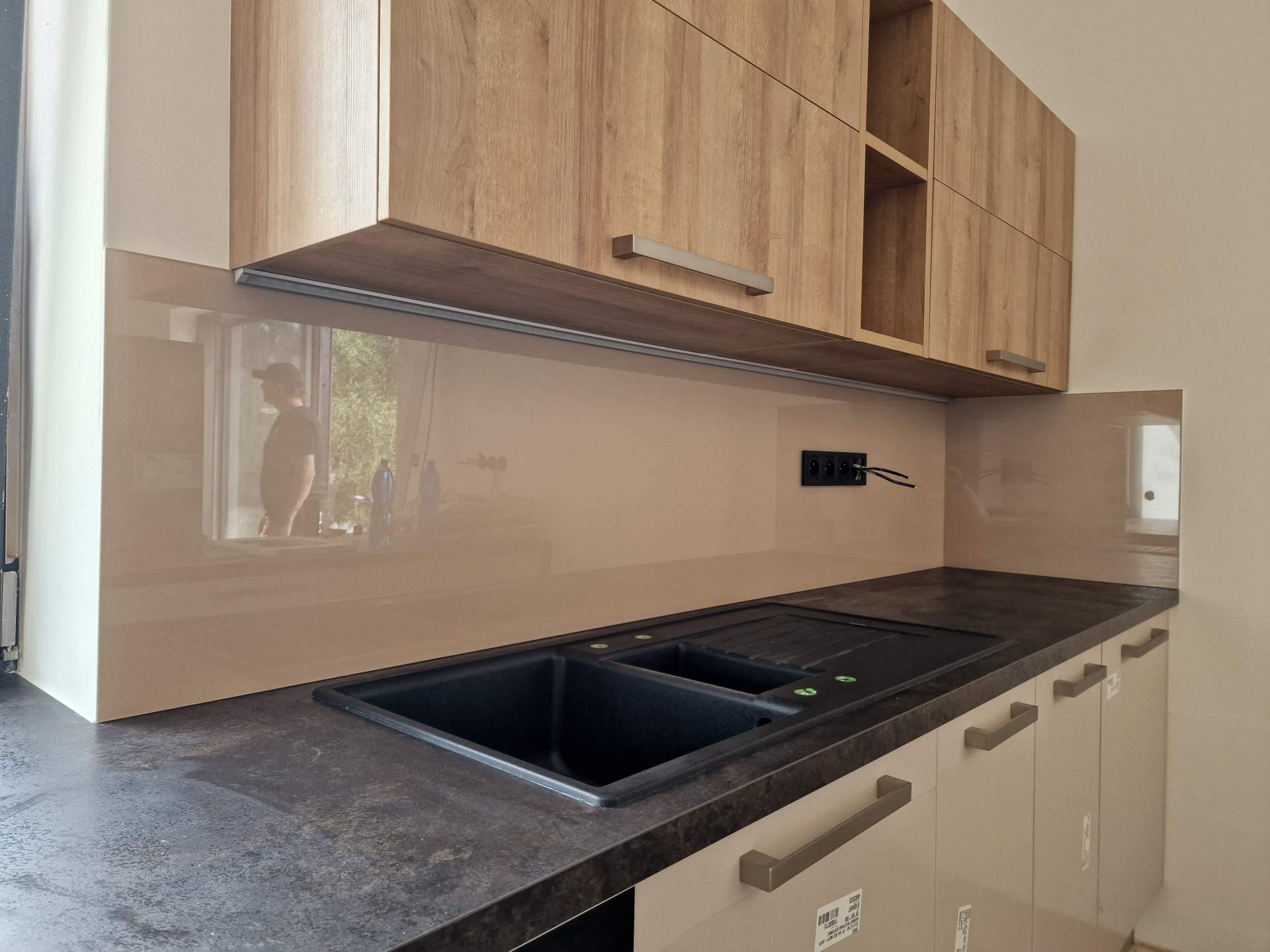 Skleněný obklad kuchyně – béžová zástěna