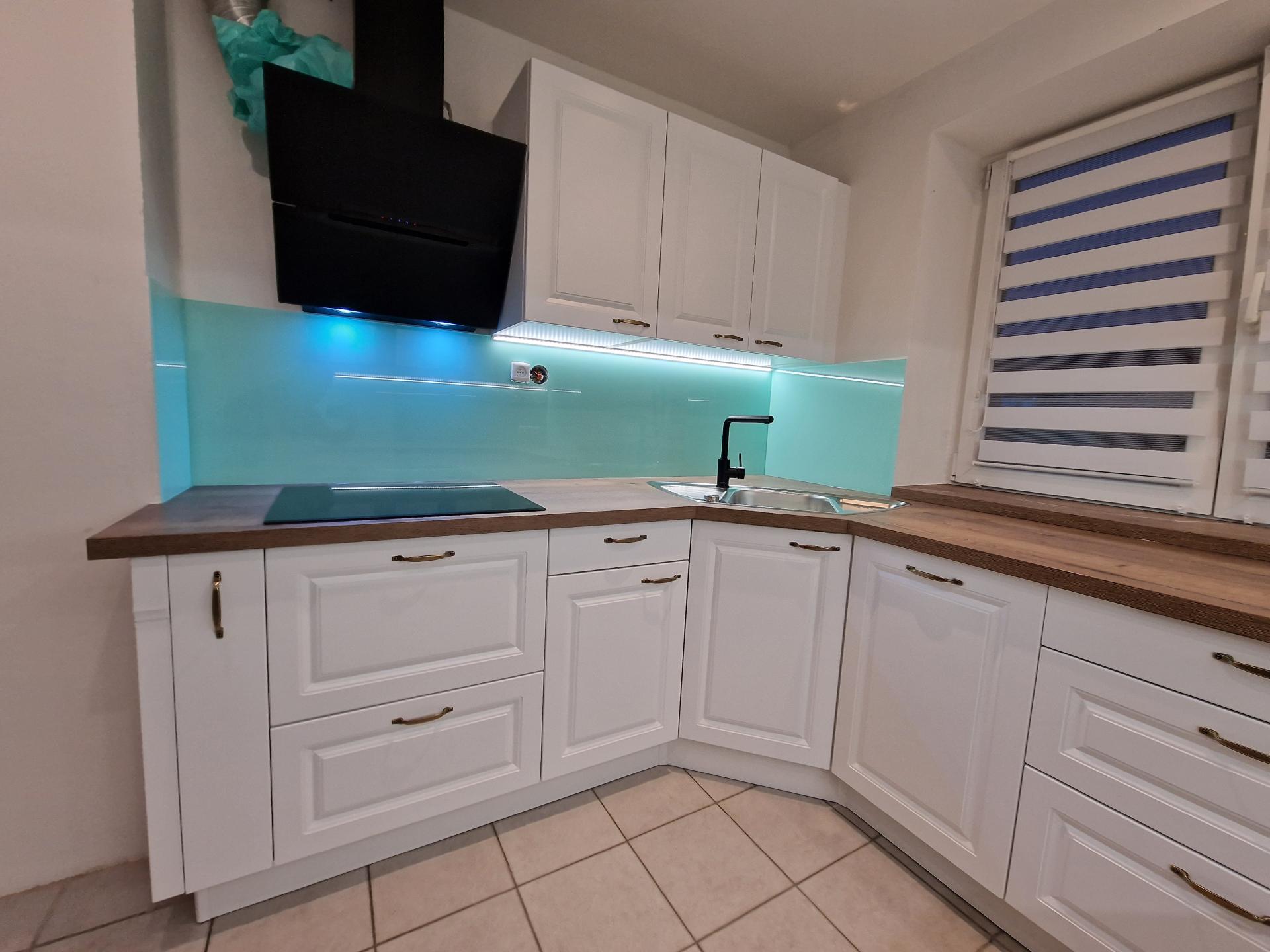 Skleněný obklad – tyrkysová zástěna, bílá kuchyně